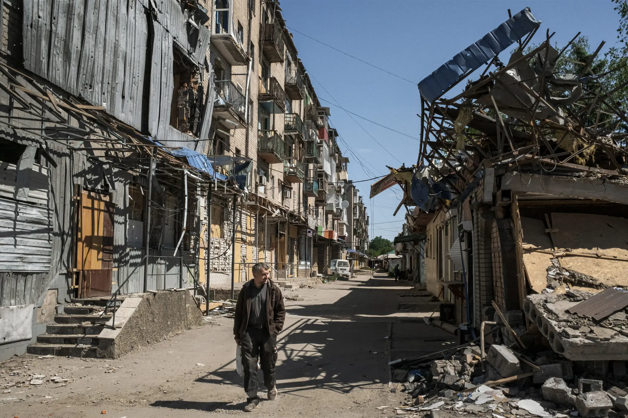 Зруйнований продуктовий магазин і залізнична станція в Костянтинівці, місті неподалік Часового Яру, в Україні, яке протягом останніх місяців зазнавало майже постійних бомбардувань.